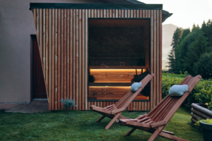Když místo pro relax vypadá tak dobře, že ho chcete ukazovat. Venkovní sauna s designem, který má styl. Zdroj: UKKO sauny