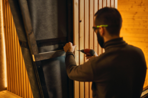 Každá sauna obsahuje až 7 druhů dřeva, přes 51 metrů kabelů a přes 2 200 vrutů a hřebíků. Zdroj: UKKO sauny