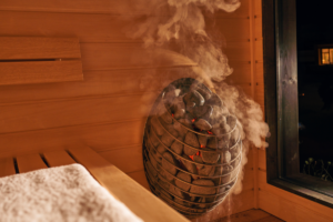 Když kamna umí víc než jen hřát. Po polití kamen se rozvine jemná pára, která vás obejme jako teplý mrak. Zdroj: UKKO sauny