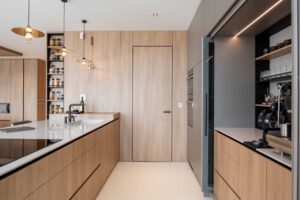 Dveře MASTER, skrytá zárubeň EFEKTA, obklad stěny EFEKTA Foto: Marián Svitek