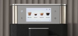 Příprava kávy v automatickém kávovaru KitchenAid