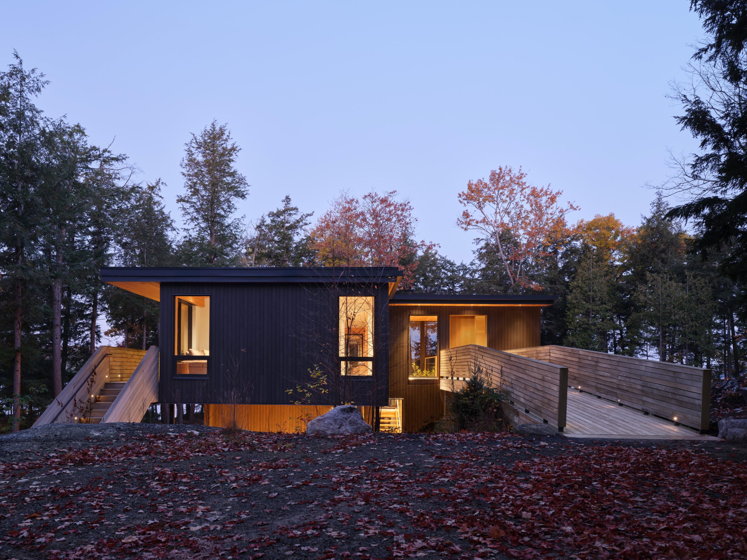LONG LAKE COTTAGE: Dům mezi korunami stromů
