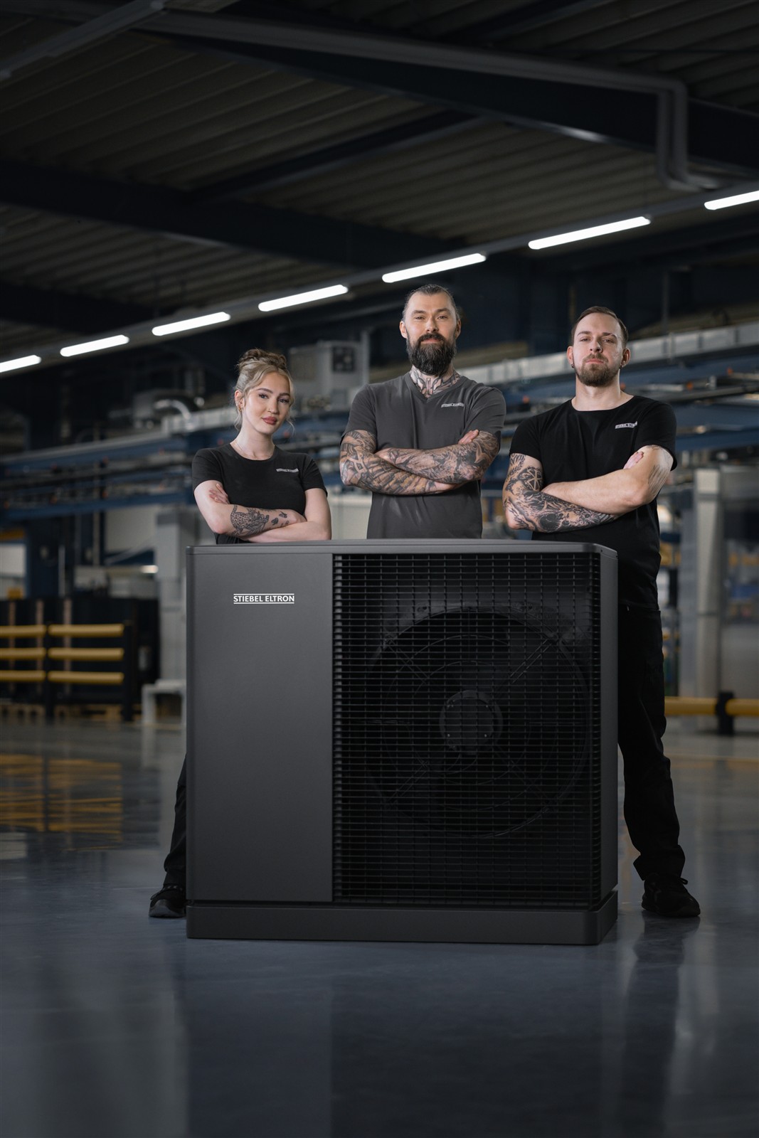 Pracovníci STIEBEL ELTRON s tepelným čerpadlem ve výrobním závodě